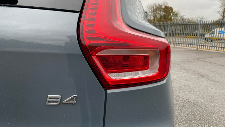 Volvo XC40 2.0 B4P Ultimate Dark 5dr Auto Petrol Estate